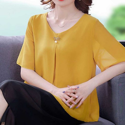 여름에 빛나는 세련된 스타일: 중년 여성을 위한 시스루 블라우스