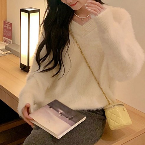 더블유 루즈핏 브이넥 보들 긴팔 니트