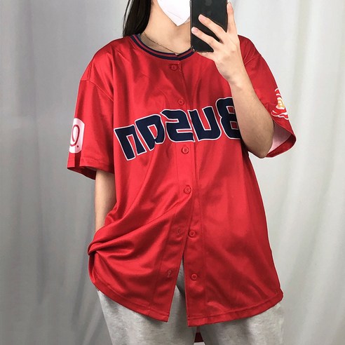 시간의 흔적이 깃든 롯데 자이언츠 동백 레드 빈티지 유니폼으로 특별한 응원을!