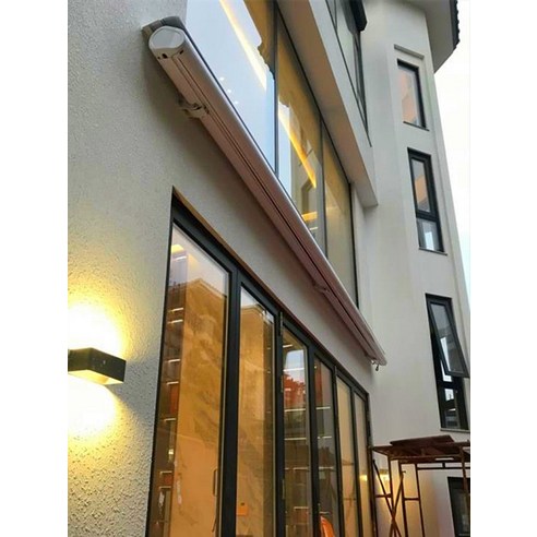 야외 공간의 혁신: 자동 어닝 LED 비가림막, 쾌적하고 매력적인 공간을 창조하세요!