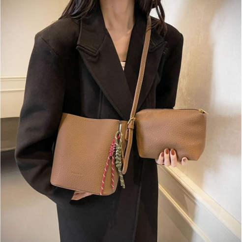 스타일과 실용성을 완벽하게 조화시킨 모두다 키링 크로스백