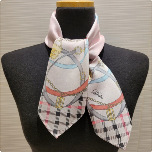 섬세한 아름다움을 담은 닥스 여성 실크 스카프, 특별한 선물로 마음을 전하세요.