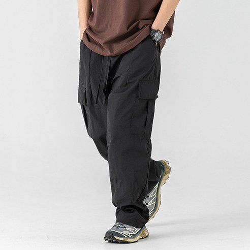 다양한 스타일에 어울리는 베이지계열 와이드카고팬츠