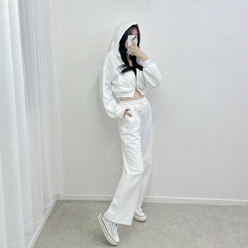 스타일리쉬한 투웨이크롭 집업과 와이드 팬츠 세트로 돋보세요