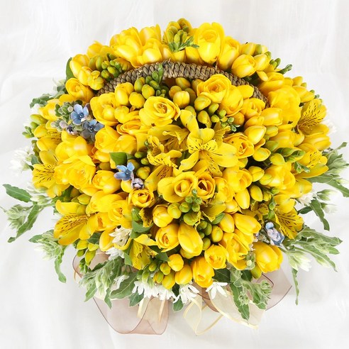 향기로운 프리지아를 담은 우아한 당일 수령 꽃바구니