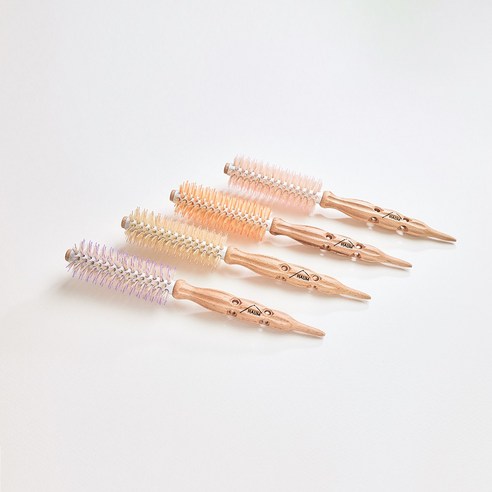 HAUM 하움 중간롤빗으로 당신의 헤어스타일에 볼륨과 생기를 불어넣으세요.