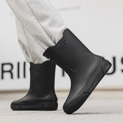 가볍고 스타일리시한 레인부츠로 장마철 쾌적함을 더하세요!