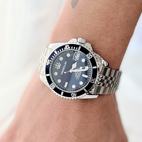 시각적 걸작과 정밀성이 어우러진 세련되고 경제적인 메데인 남성 패션 메탈시계