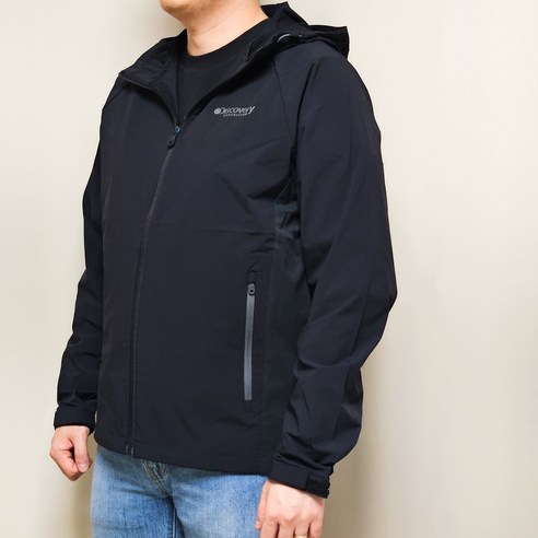 계절의 변화를 스타일과 기능성으로 담아낸 디스커버리 하이브리드 남성 바람막이