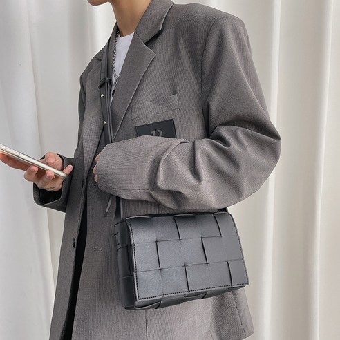 새로운 패션 남자 패션 브랜드 단색 짠 패션 작은 가방 중립 남녀 커플 한국어 스트리트 가방