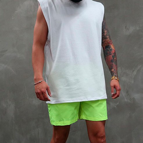 여름에 빛나는 스타일과 편안함을 선사하는 콘피아르의 컬러풀 오버핏 민소매 나시