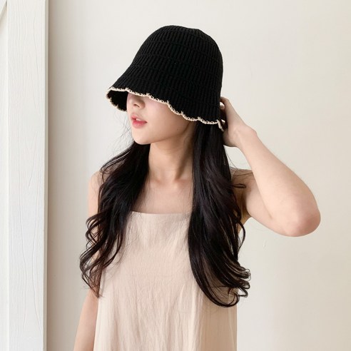 여름날의 청량함을 담은 니트 버킷햇