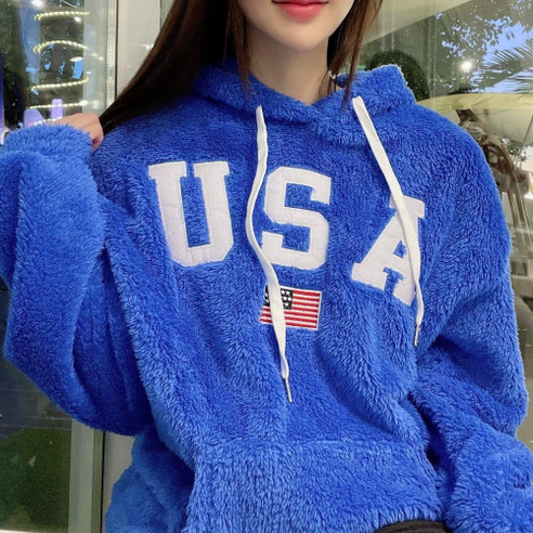 포근함에 스타일을 더하다, 양털 플리스 후드티로 겨울 데일리룩 완성!