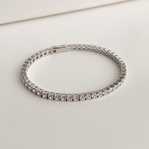 우아함과 품격을 더하는 실버 테니스팔찌