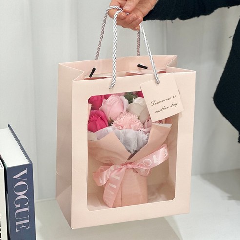우아한 비누꽃과 세련된 쇼핑백으로 구성된 완벽한 선물