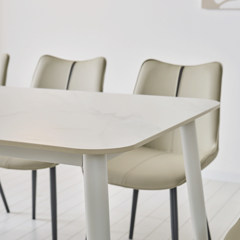 세심한 아름다움이 녹아든 식탁