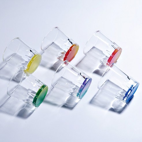 화려하고 독특한 디자인으로 특별한 분위기를 연출하는 소주잔 세트