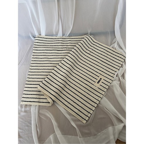 일상에 스며드는 예술적인 촉감, 태클라 스트라이프 코튼 바스매트