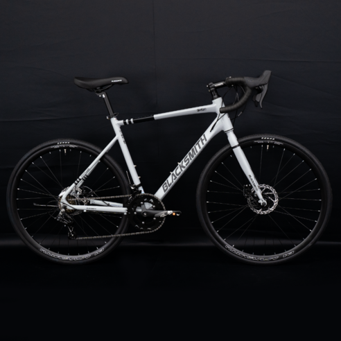 바람을 가르는 질주, 블랙스미스 말리 5세대 R2와 함께 로드 바이크의 세계로!