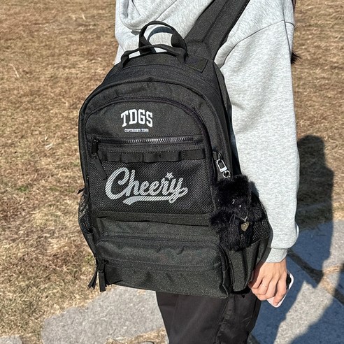 스타일과 실용성을 겸비한 데일리 백팩