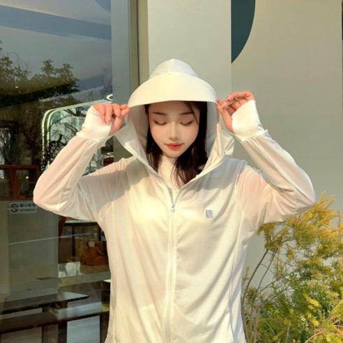 여름 햇살 아래 빛나는 자유, 체크트리 쿨링 후드집업으로 완성하는 스타일