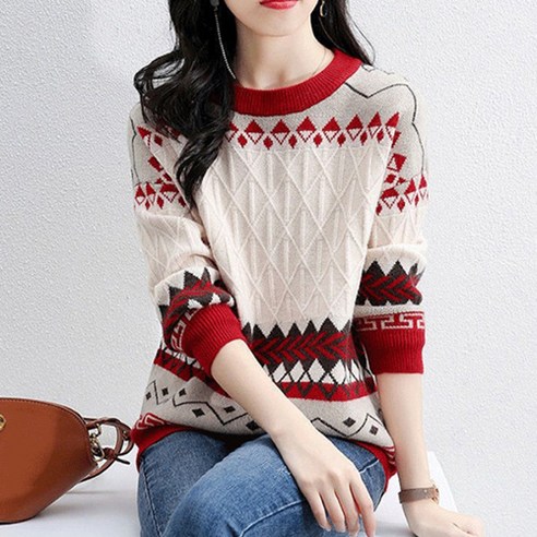 현대적인 감성이 담긴 고전적인 아가일 배색 니트티로 따뜻하고 스타일리시한 겨울을 맞이하세요.