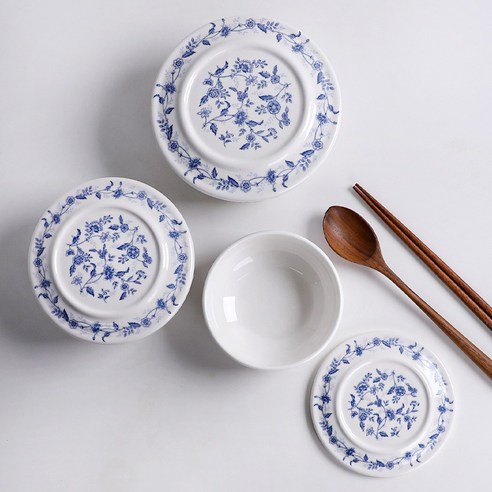 고급스러움과 실용성을 겸비한 클래식블루 도자기 뚜껑 찬기