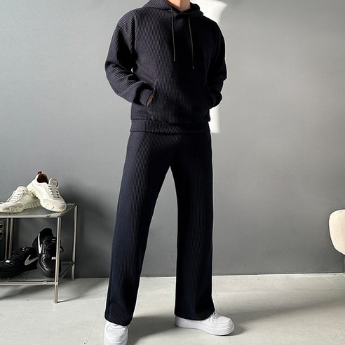 편안함과 스타일이 조화를 이루는 가을/겨울 여행에 완벽한 나이스플리츠 트레이닝세트