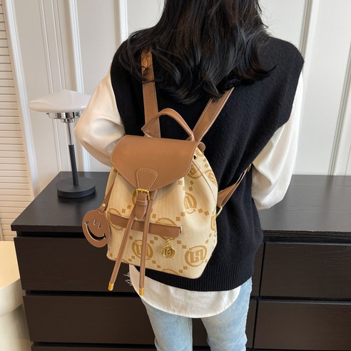 편안한 착용감과 간편한 스타일로 손이 자주 가는 데일리 트렌드 패션 여성백팩