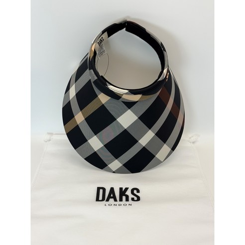 눈부신 햇살 아래, 스타일과 건강을 지켜주는 닥스 빅체크 썬캡