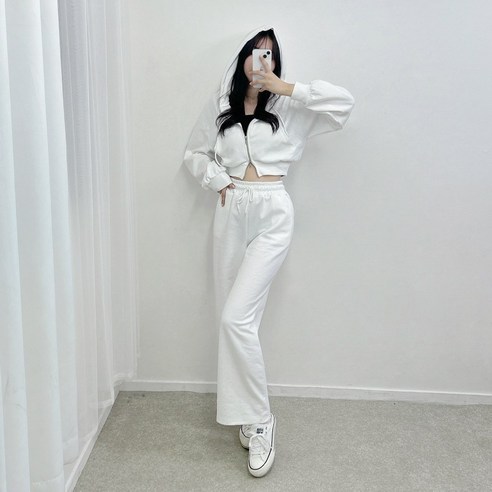 스타일리쉬한 투웨이크롭 집업과 와이드 팬츠 세트로 돋보세요