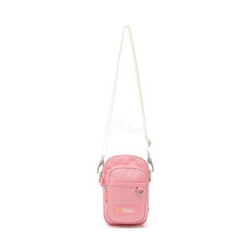 세련된 디자인과 실용성을 겸비한 핑크빛 데일리백