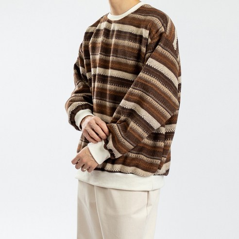 부드러운 앙고라 원단으로 만들어진 따뜻하고 편안한 스웨터