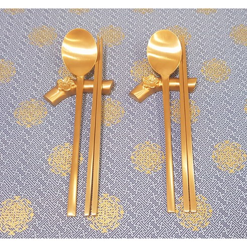 장인의 숨결이 깃든 식탁의 품격, 이봉주 방짜유기 공방 수저 1호