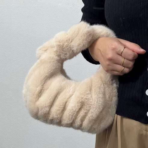 겨울철에 따뜻함과 스타일을 모두 원하는 패셔니스타를 위한 민티즈 리본 매듭 밍크 에코퍼 가방