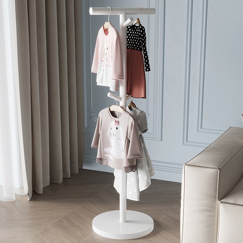 다목적 스탠드형 행거로 가방, 모자, 옷, 책가방을 정돈하고 쉽게 접근할 수 있도록 설계된 핀앤솔 가방걸이