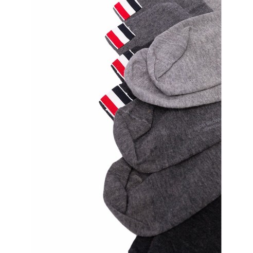 발끝까지 스타일을 완성하는 톰 브라운 앵클 양말 3팩 세트