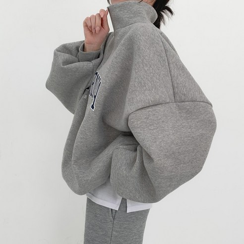 편안함과 스타일이 결합된 오버핏 맨투맨