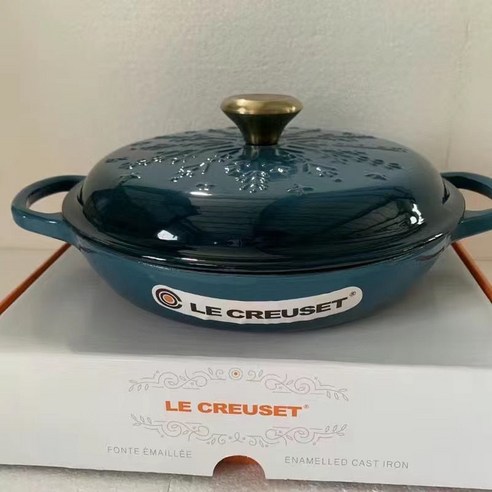 프랑스의 풍미를 담아, 르 크루제 해물전골 냄비로 특별한 만찬을 즐기세요.