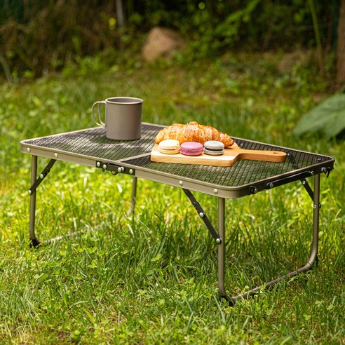로티캠프 아이언 메쉬 미니 테이블 600은 캠핑을 편안하게 즐길 수 있는 최고의 접이식테이블입니다.