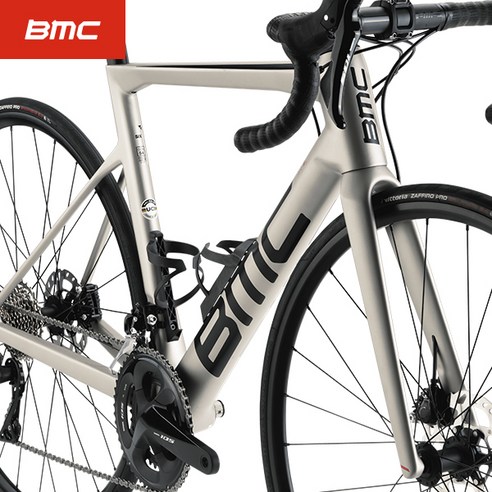 가벼움, 성능, 세련미를 조화롭게 결합한 BMC 팀머신 SLR FIVE 105 Di2 완성차