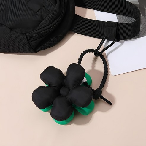 밋밋한 가방에 생기를 불어넣는 마법! 플라워 키링으로 나만의 개성을 더해보세요 쿠션키링