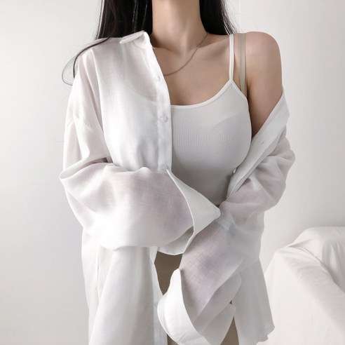 여름의 시원함과 여성스러운 매력을 더해주는 레이디스룸 시스루 오버핏 셔츠