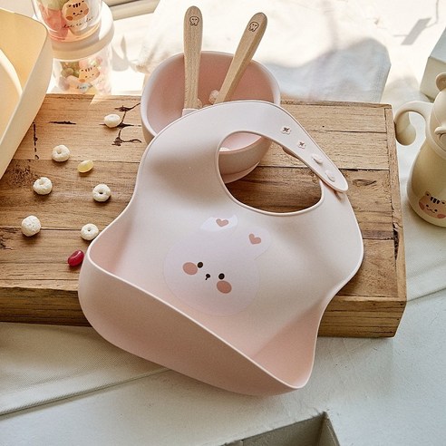 "이유식 전쟁, 이제 그만! 엄마의 고민을 덜어줄 마법 턱받이 등장!" 돗투돗턱받이