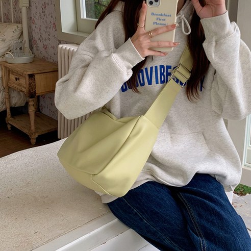 세련미와 실용성을 겸비한 데일리 가죽 어깨끈 보부상가방