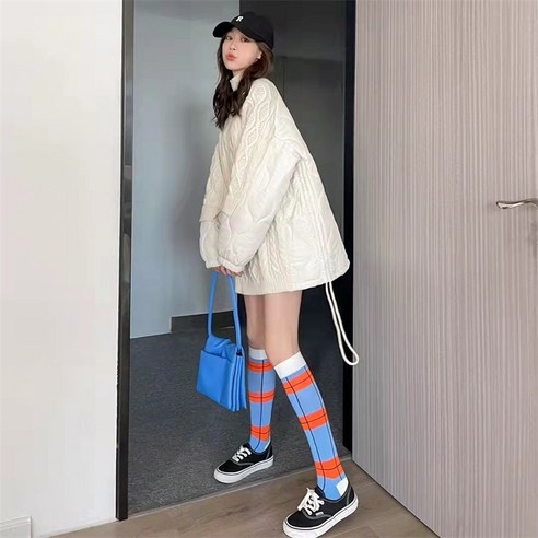 빈티지한 터틀넥에 도톰한 그린 패치 니트 여성복