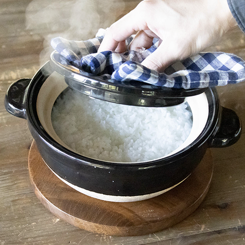 이가모노 가마도상 솥밥 뚝배기 직화용은 뚝배기에 익숙한 맛과 함께 다양한 음식을 함께 요리할 수 있는 솥밥 뚝배기 제품입니다.