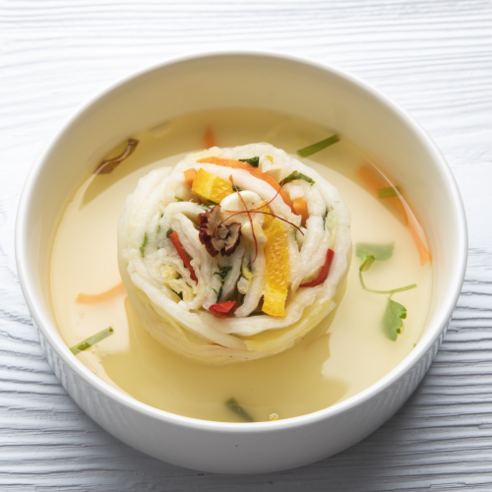 신선한 재료로 만들어진 큰 용량의 백김치