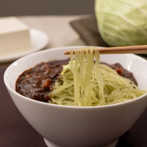 칼로리 부담 없이 즐기는 건강하고 맛있는 두부품은 국수!