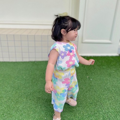 여름철 아이들에게 편안함과 세련됨을 선사하는 유아 플리츠 상하복